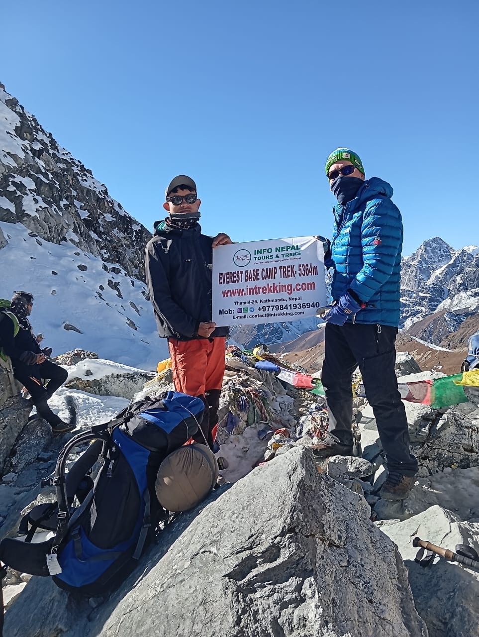 Trekkers on top of Cho La pass 