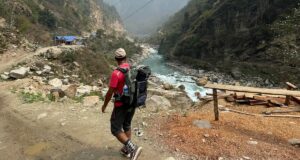 trekker from Jagat on the way to Lopka 